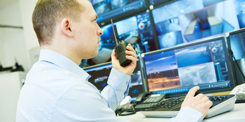 Profesional de seguridad monitoreando cámaras de vigilancia en centro de control Argos Security World