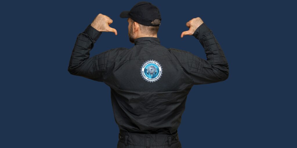 Vista trasera de un guardia de seguridad con gorra negra, mostrando el logo de Argos Security World en la espalda de su uniforme.